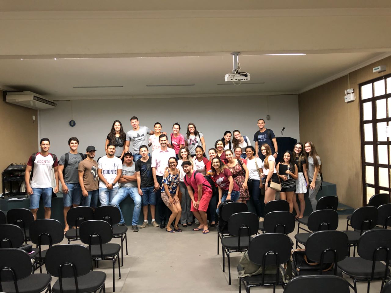 Presidente do CRO-MT ministra palestra para alunos de odontologia da UNIC